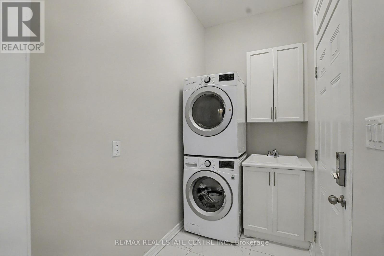 573 Juneberry Court, Milton, Ontario  L9E 1M8 - Photo 10 - W12464519