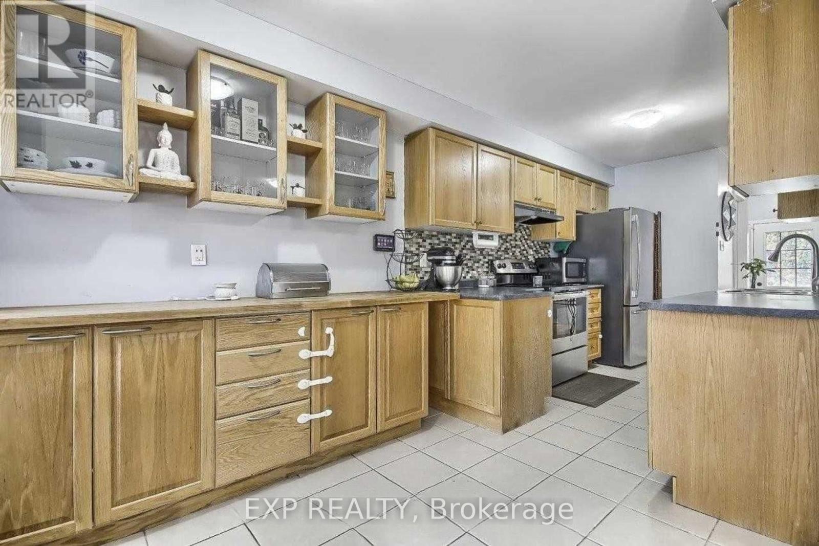 30 Monaco Court, Brampton, Ontario  L7A 1X4 - Photo 4 - W12464532