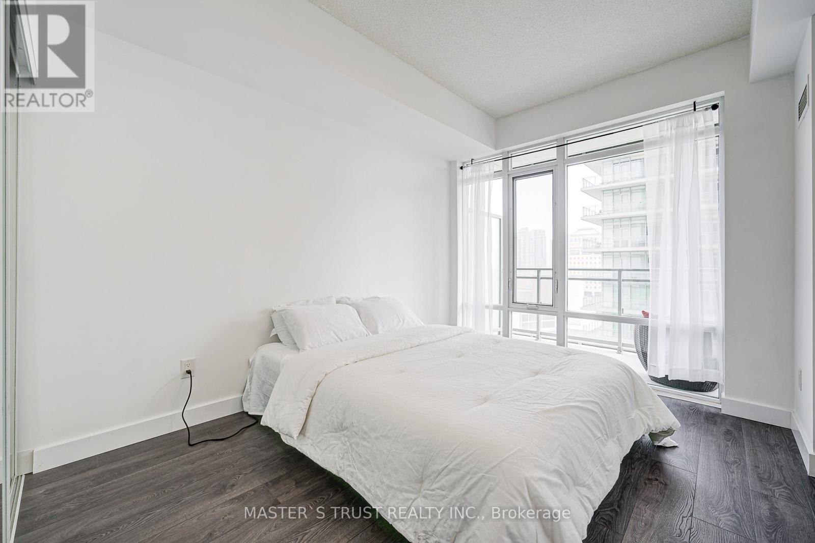 360 Square One Drive, Mississauga, Ontario  L5B 0G7 - Photo 6 - W12464538
