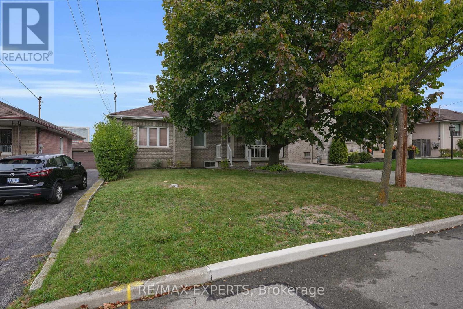 26 Grovedale Avenue, Toronto, Ontario  M6L 1Y6 - Photo 13 - W12464572