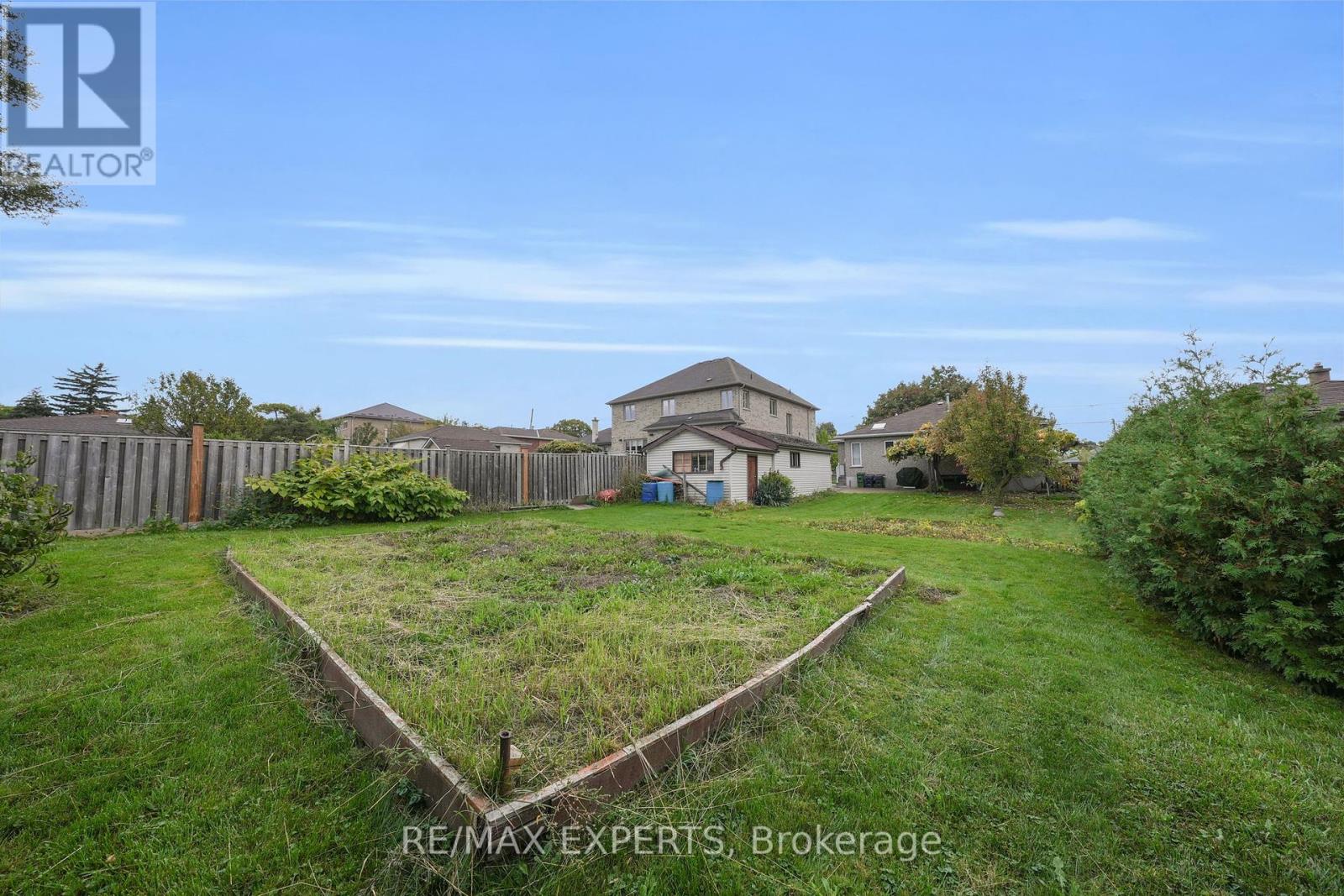 26 Grovedale Avenue, Toronto, Ontario  M6L 1Y6 - Photo 24 - W12464572