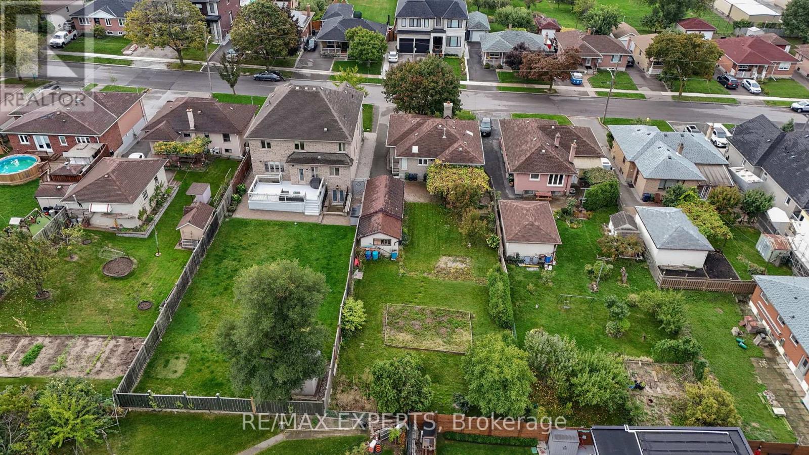 26 Grovedale Avenue, Toronto, Ontario  M6L 1Y6 - Photo 4 - W12464572