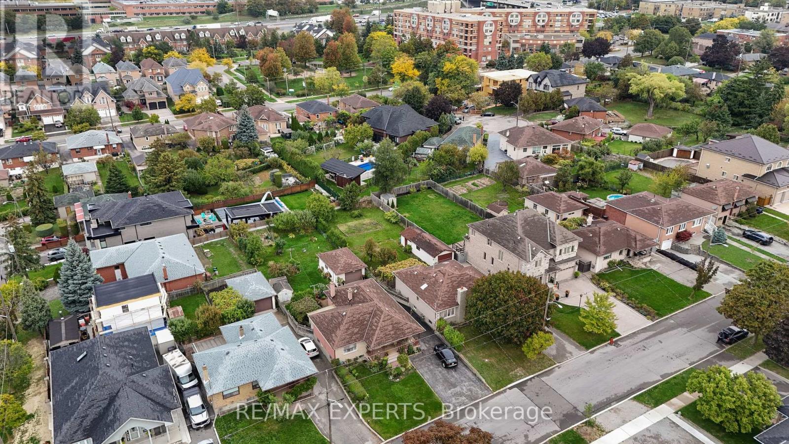 26 Grovedale Avenue, Toronto, Ontario  M6L 1Y6 - Photo 8 - W12464572