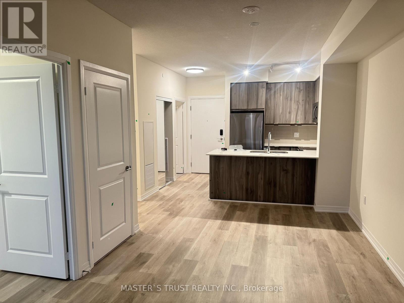 15 Watergarden Drive, Mississauga, Ontario  L5R 0H4 - Photo 3 - W12464574
