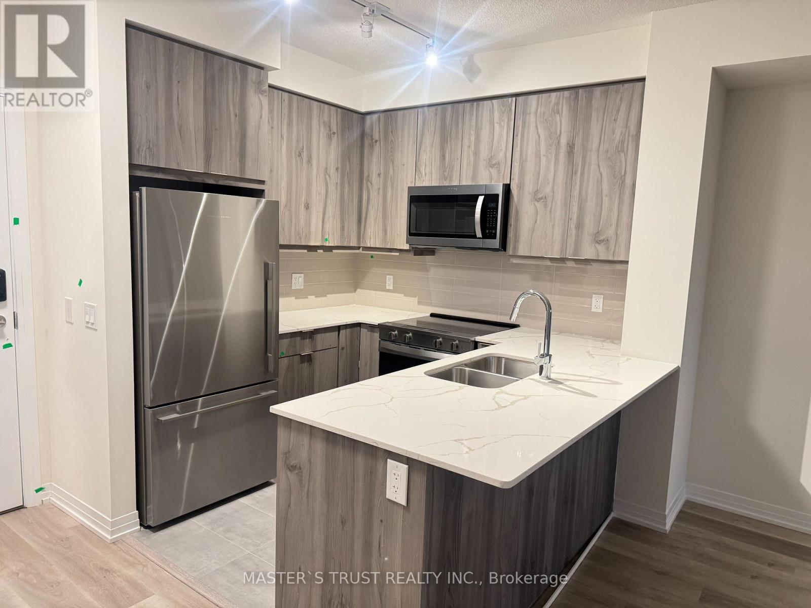 15 Watergarden Drive, Mississauga, Ontario  L5R 0H4 - Photo 4 - W12464574