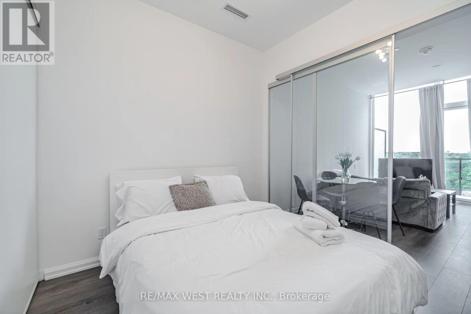 817 - 4208 Dundas Street W, Toronto, Ontario  M8X 1Y6 - Photo 4 - W12464582