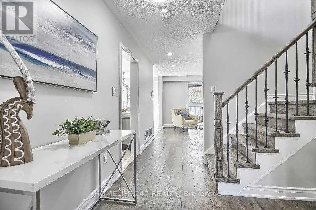 32 Poplar Plains Road, Brampton, Ontario  L7A 1Z5 - Photo 4 - W12464585