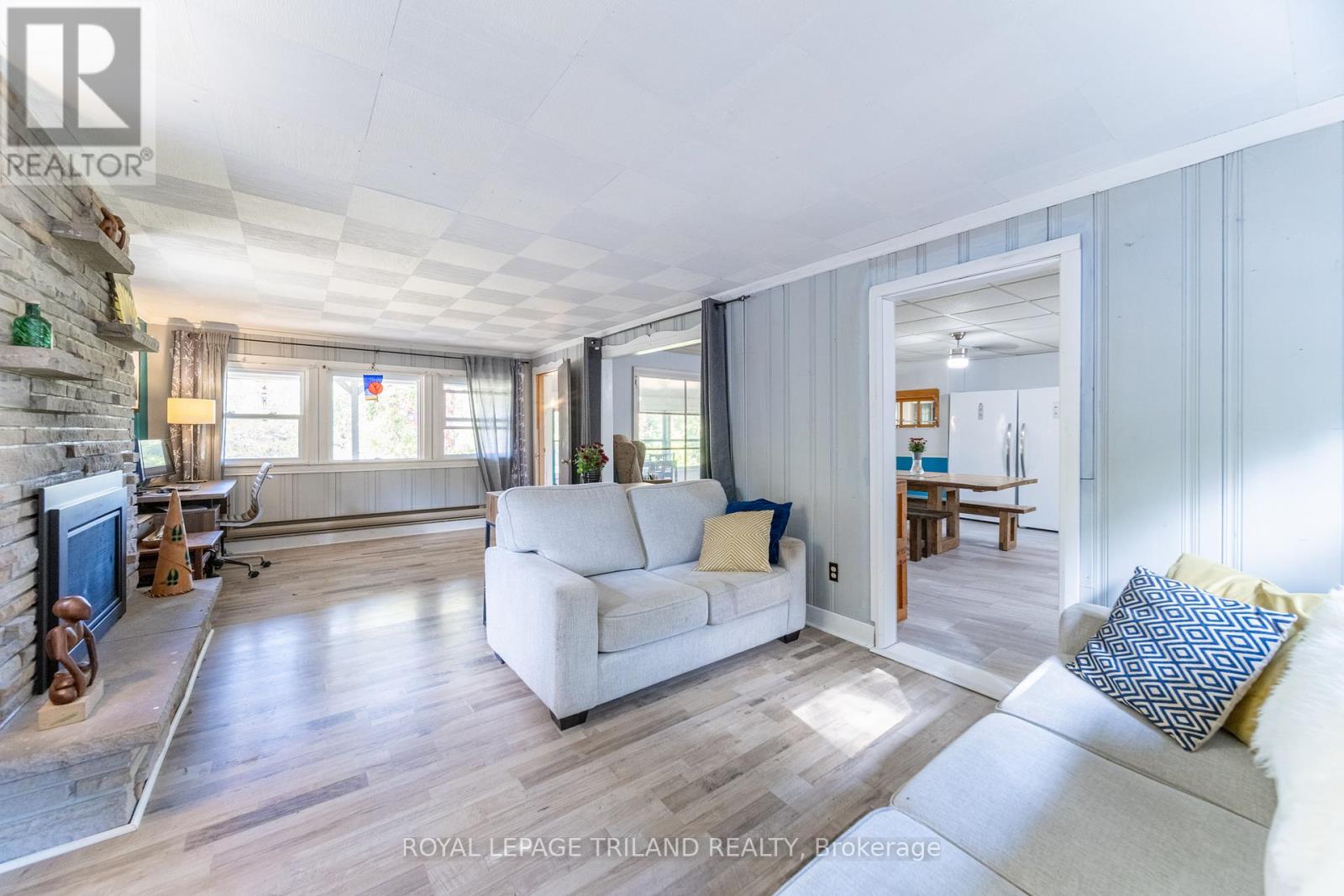 7707 Patrick Street, Lambton Shores, Ontario  N0M 2L0 - Photo 15 - X12464619