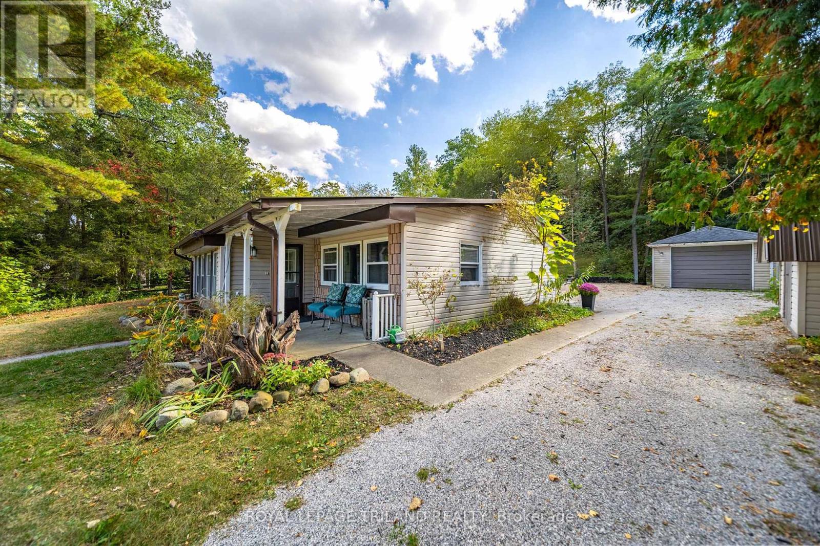 7707 Patrick Street, Lambton Shores, Ontario  N0M 2L0 - Photo 9 - X12464619