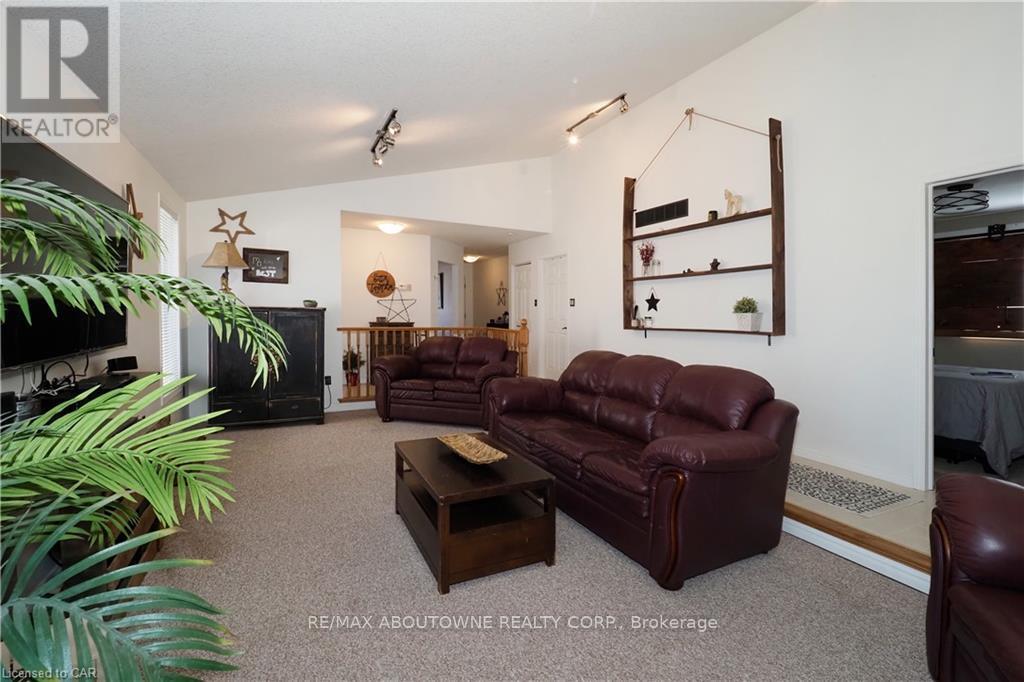 Main - 33 Boulder Crescent, Guelph, Ontario  N1G 5A2 - Photo 11 - X12464541