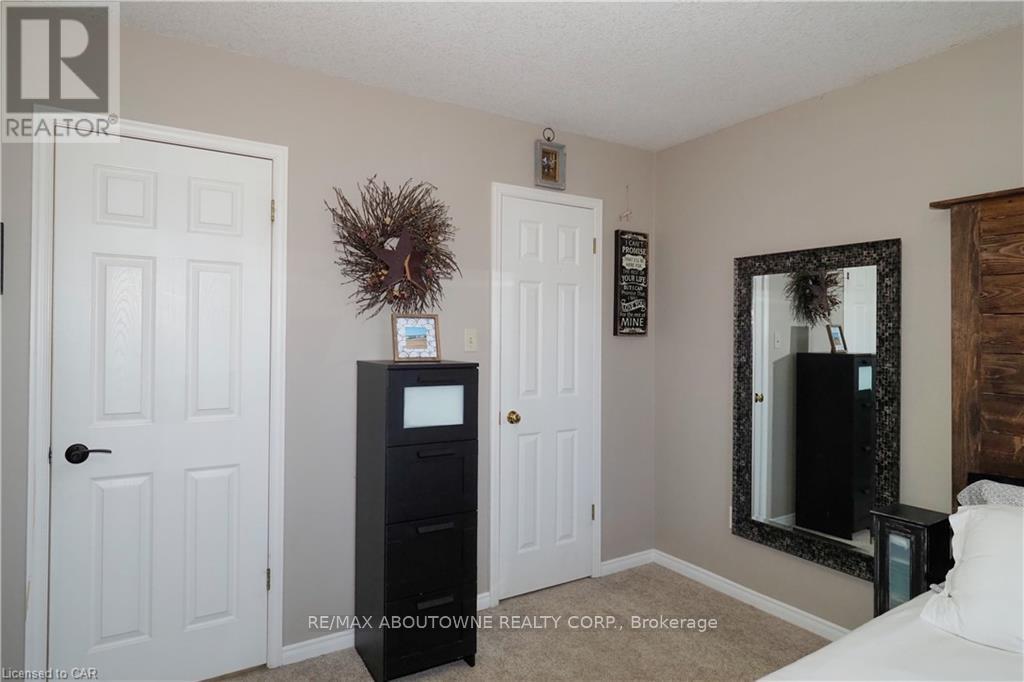 Main - 33 Boulder Crescent, Guelph, Ontario  N1G 5A2 - Photo 18 - X12464541