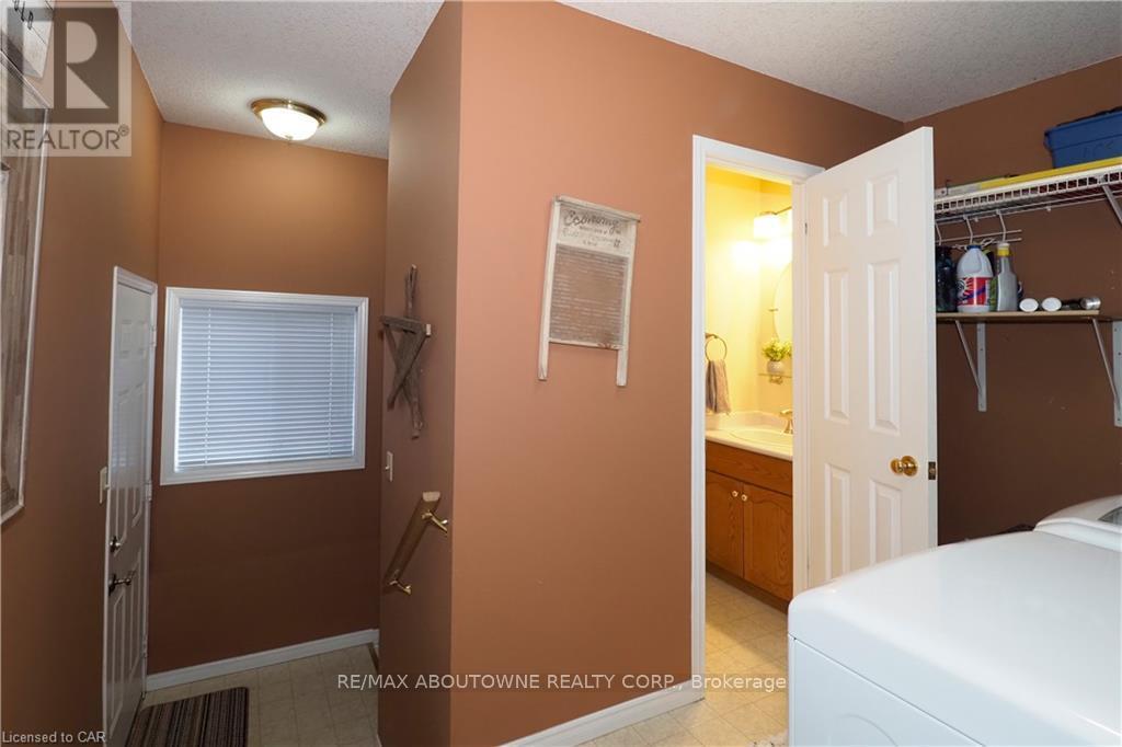 Main - 33 Boulder Crescent, Guelph, Ontario  N1G 5A2 - Photo 22 - X12464541