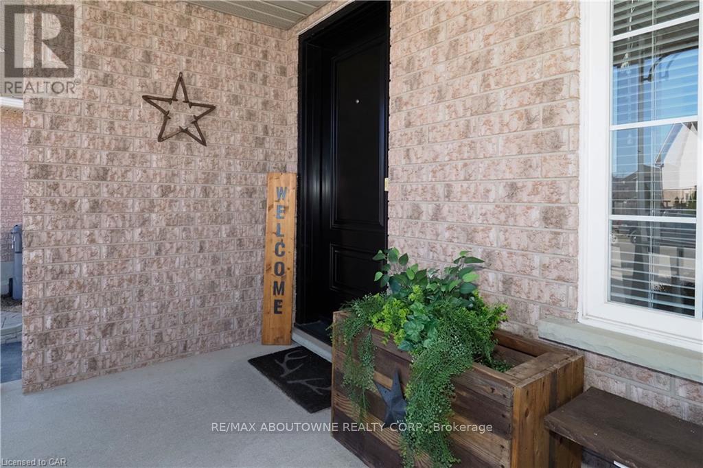 Main - 33 Boulder Crescent, Guelph, Ontario  N1G 5A2 - Photo 4 - X12464541