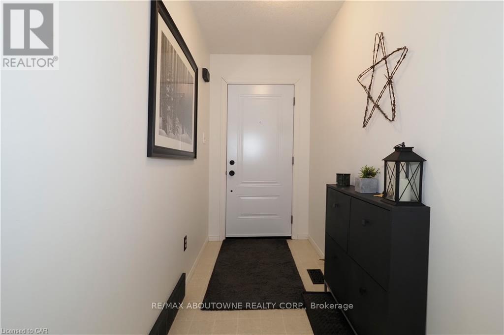 Main - 33 Boulder Crescent, Guelph, Ontario  N1G 5A2 - Photo 5 - X12464541