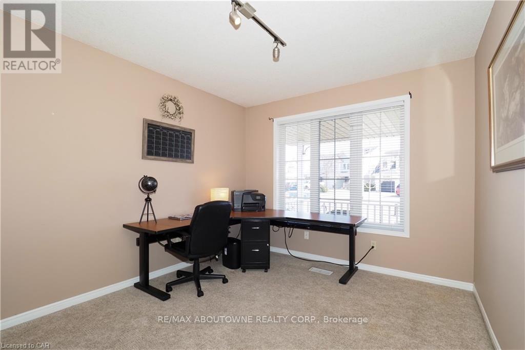 Main - 33 Boulder Crescent, Guelph, Ontario  N1G 5A2 - Photo 6 - X12464541