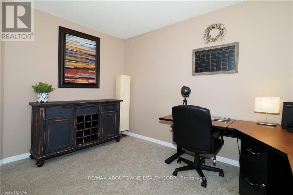 Main - 33 Boulder Crescent, Guelph, Ontario  N1G 5A2 - Photo 7 - X12464541