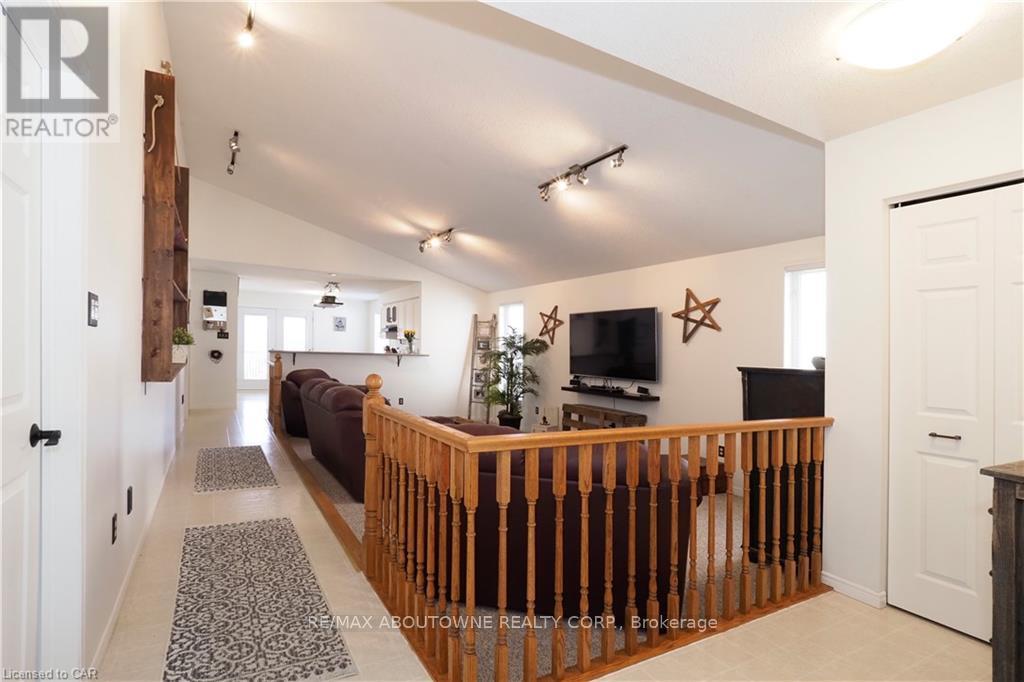 Main - 33 Boulder Crescent, Guelph, Ontario  N1G 5A2 - Photo 8 - X12464541