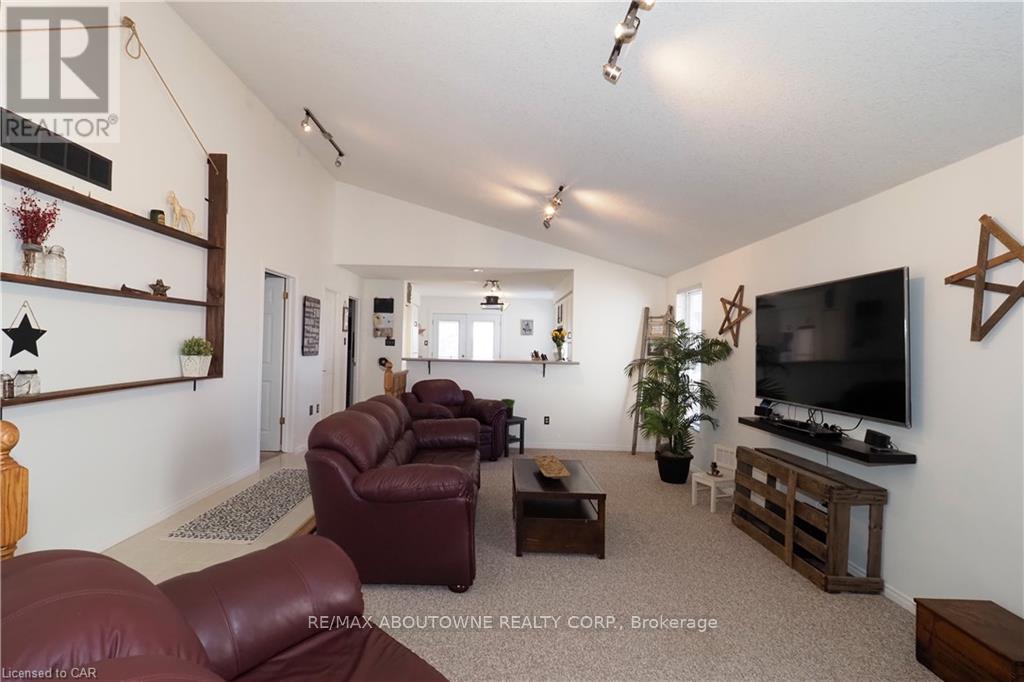 Main - 33 Boulder Crescent, Guelph, Ontario  N1G 5A2 - Photo 9 - X12464541