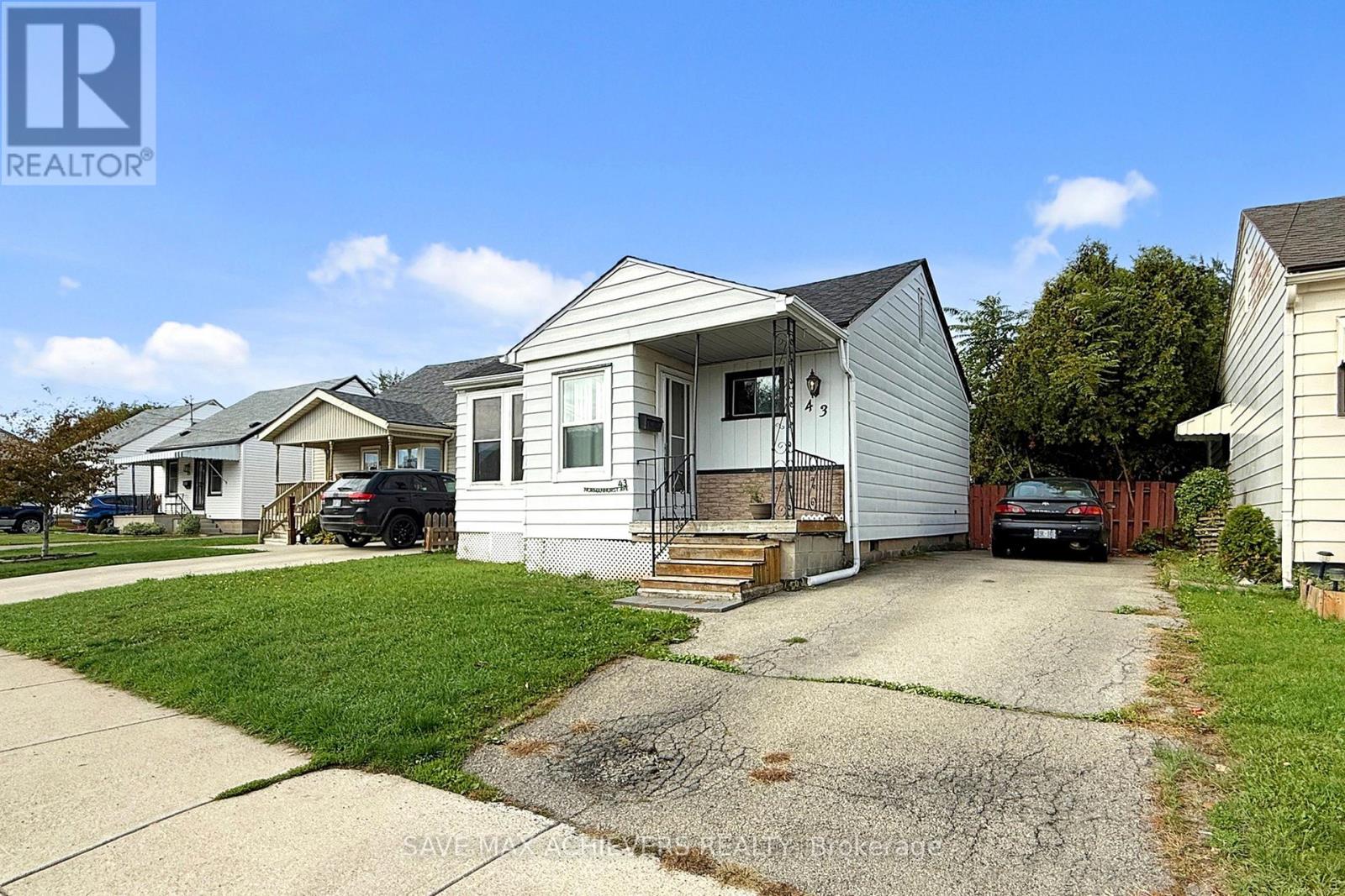 43 Normanhurst Avenue, Hamilton, Ontario  L8H 5M3 - Photo 2 - X12464573
