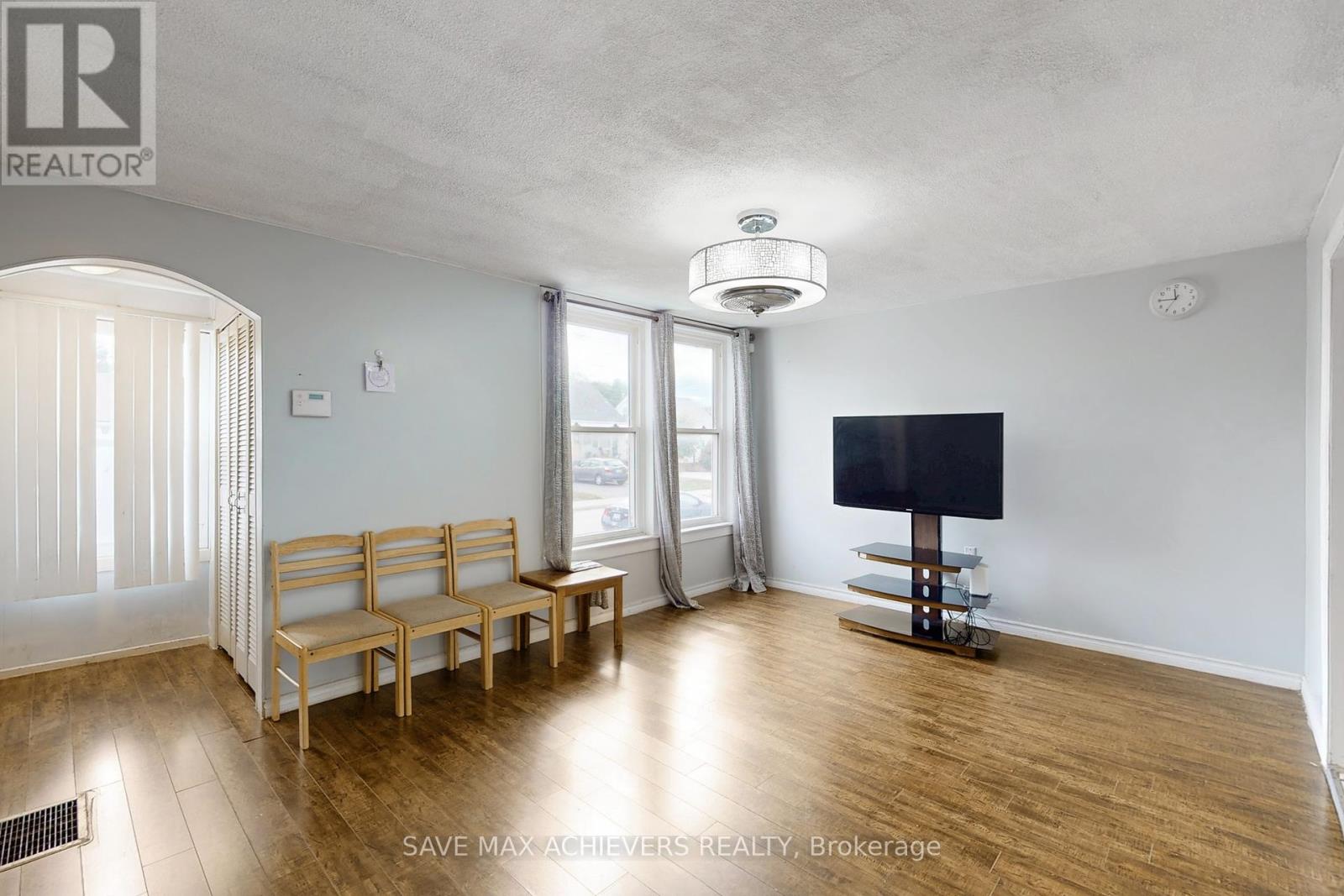 43 Normanhurst Avenue, Hamilton, Ontario  L8H 5M3 - Photo 7 - X12464573