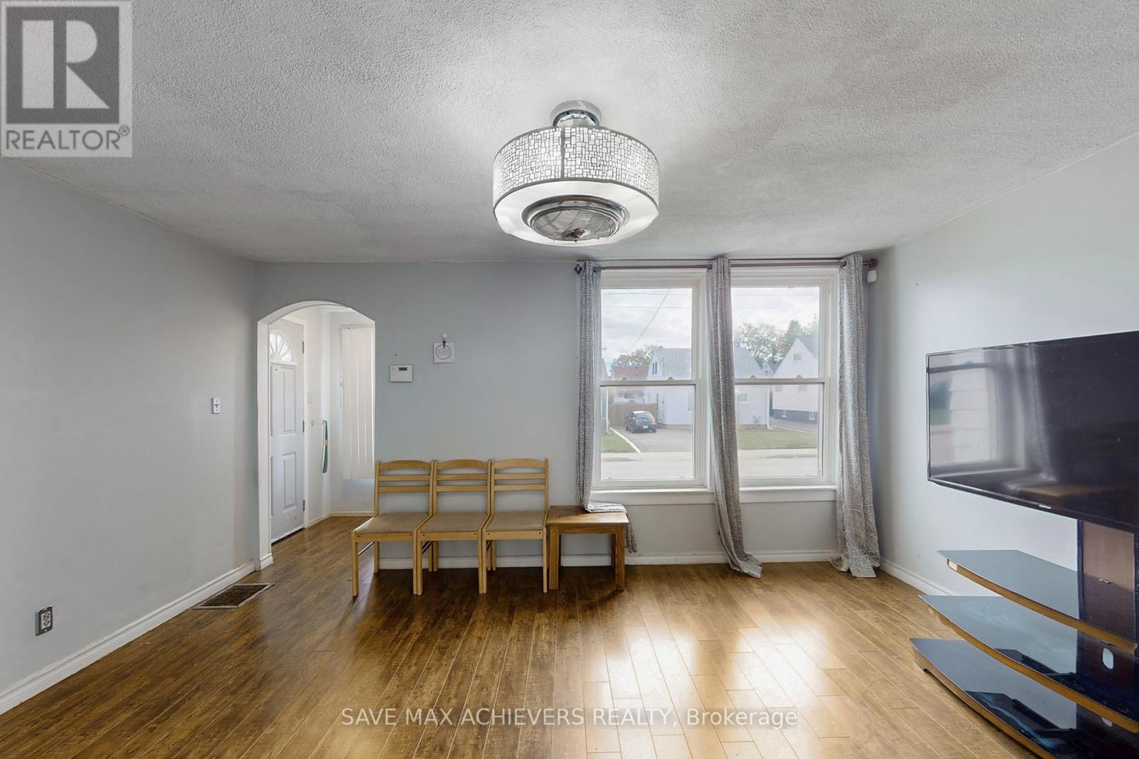 43 Normanhurst Avenue, Hamilton, Ontario  L8H 5M3 - Photo 8 - X12464573