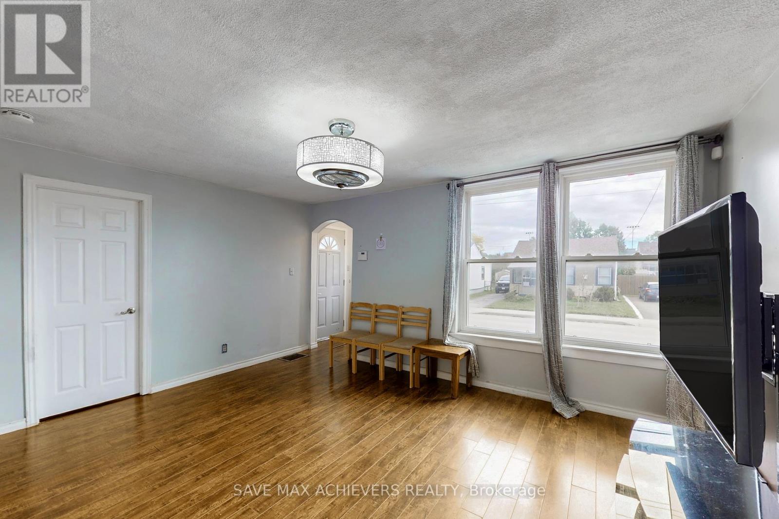 43 Normanhurst Avenue, Hamilton, Ontario  L8H 5M3 - Photo 9 - X12464573