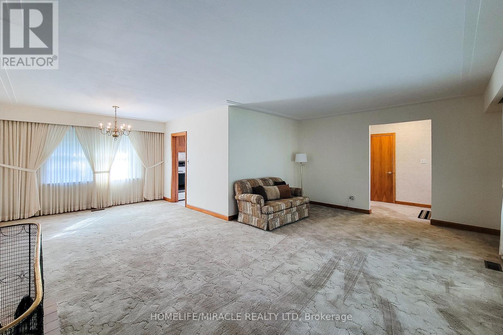 18 Manor Place, Hamilton, Ontario  L8G 3S9 - Photo 10 - X12464597