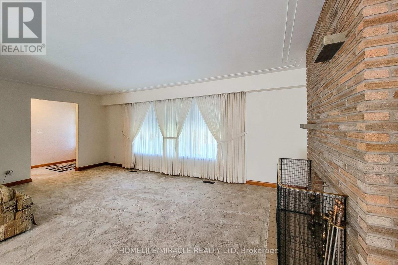 18 Manor Place, Hamilton, Ontario  L8G 3S9 - Photo 11 - X12464597