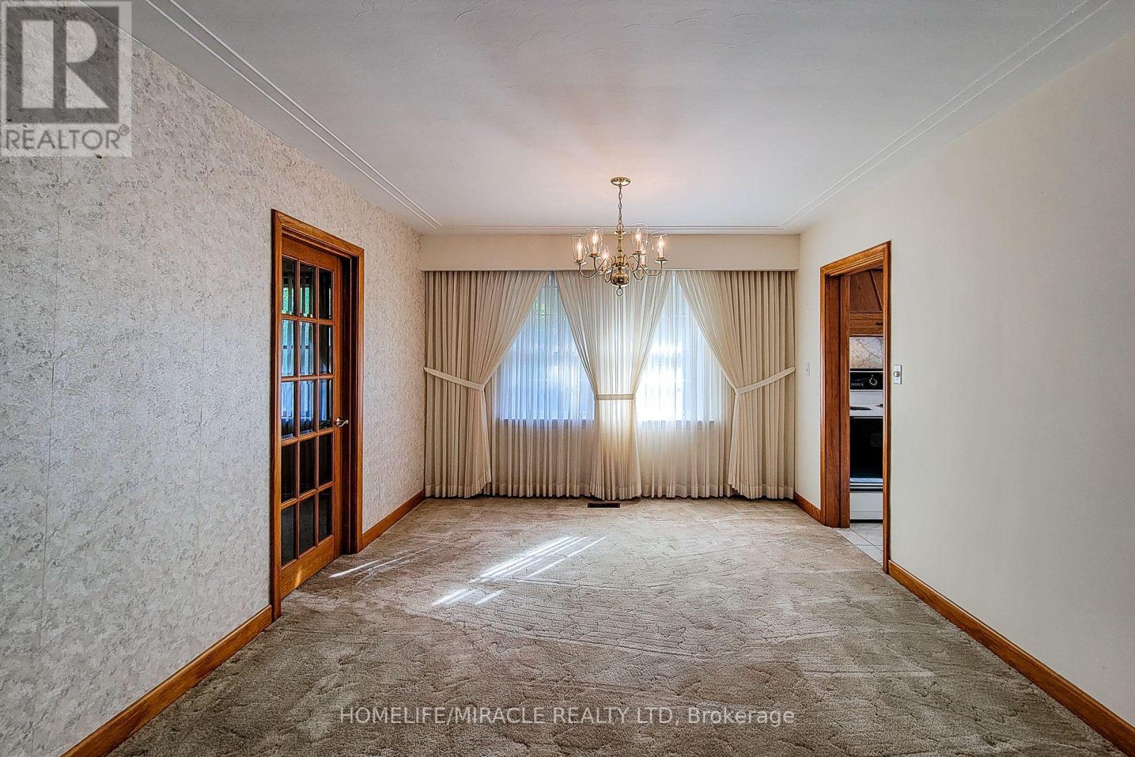 18 Manor Place, Hamilton, Ontario  L8G 3S9 - Photo 14 - X12464597