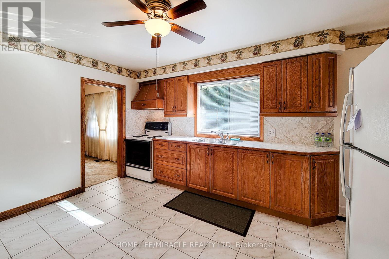 18 Manor Place, Hamilton, Ontario  L8G 3S9 - Photo 20 - X12464597