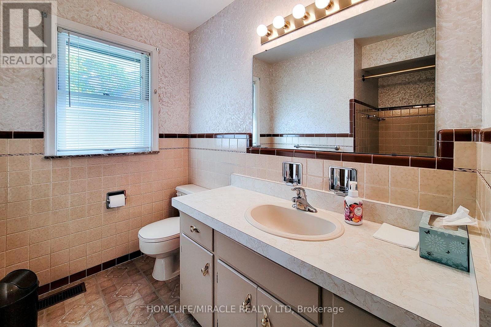 18 Manor Place, Hamilton, Ontario  L8G 3S9 - Photo 28 - X12464597