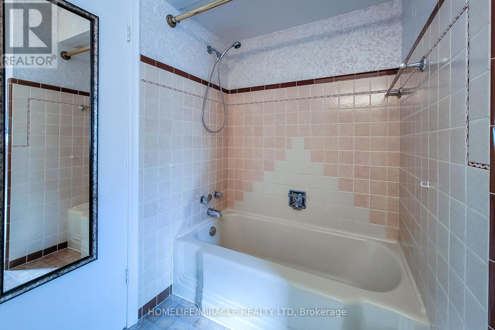 18 Manor Place, Hamilton, Ontario  L8G 3S9 - Photo 29 - X12464597
