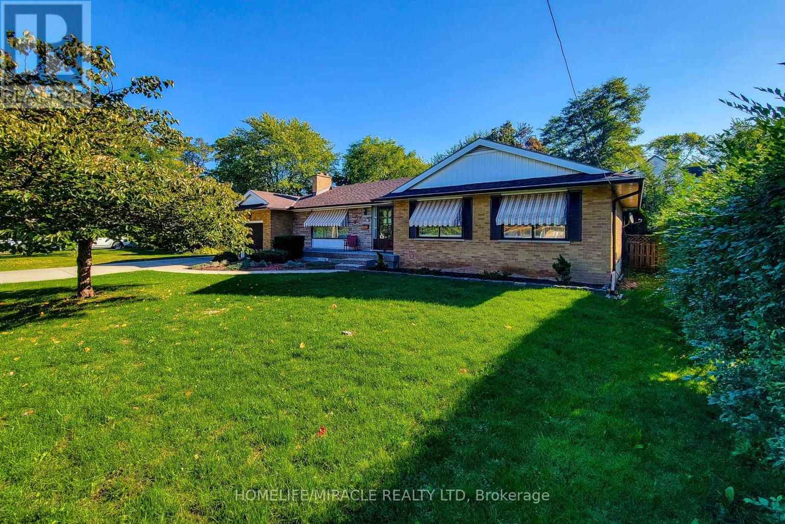 18 Manor Place, Hamilton, Ontario  L8G 3S9 - Photo 3 - X12464597