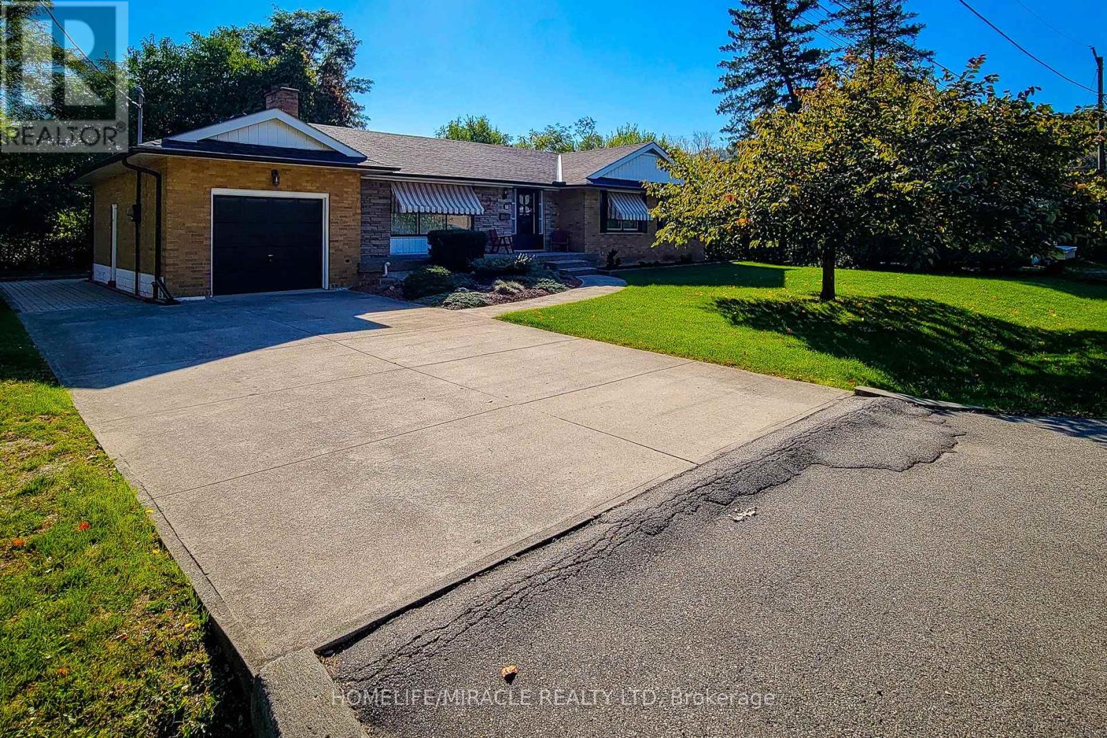 18 Manor Place, Hamilton, Ontario  L8G 3S9 - Photo 4 - X12464597