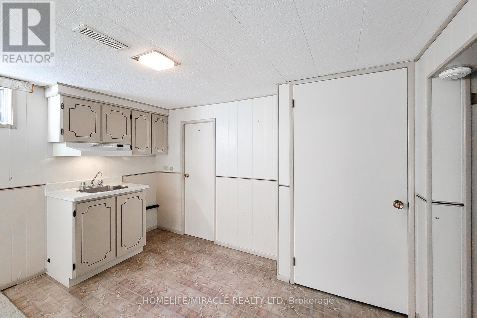 18 Manor Place, Hamilton, Ontario  L8G 3S9 - Photo 41 - X12464597