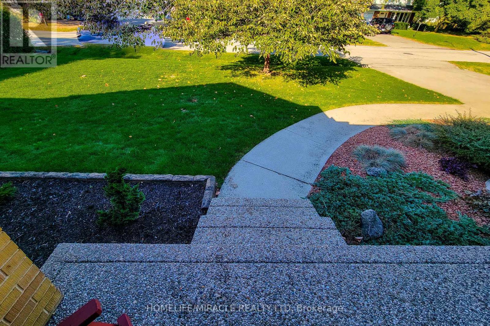 18 Manor Place, Hamilton, Ontario  L8G 3S9 - Photo 6 - X12464597