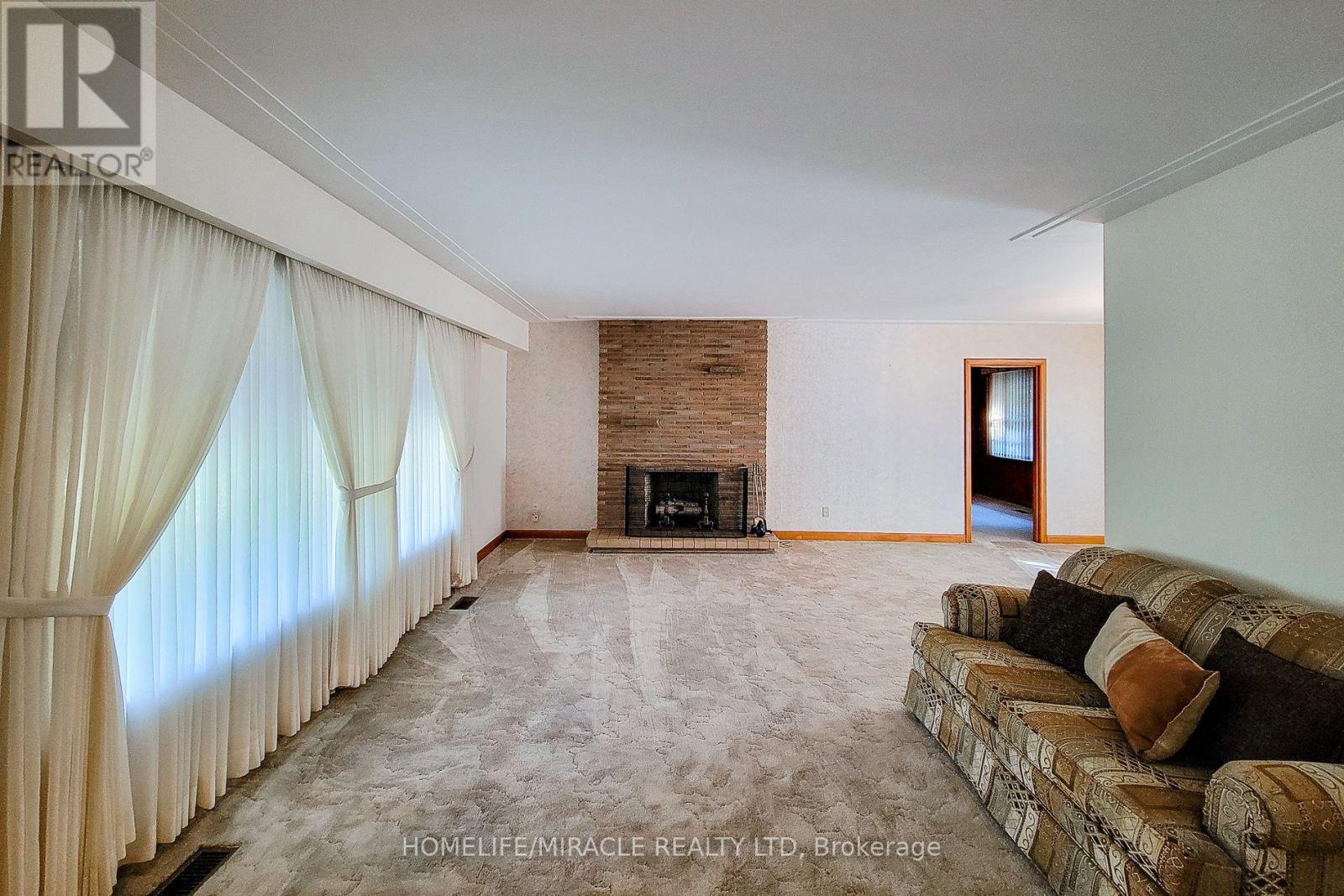 18 Manor Place, Hamilton, Ontario  L8G 3S9 - Photo 8 - X12464597