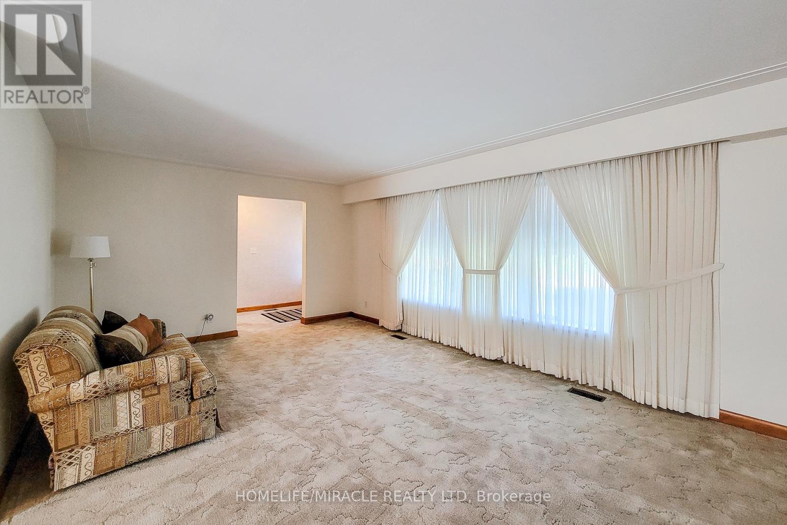 18 Manor Place, Hamilton, Ontario  L8G 3S9 - Photo 9 - X12464597