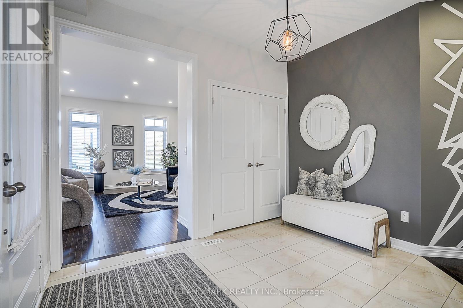 174 Sharon Creek Drive, East Gwillimbury, Ontario  L9N 0P9 - Photo 5 - N12462044