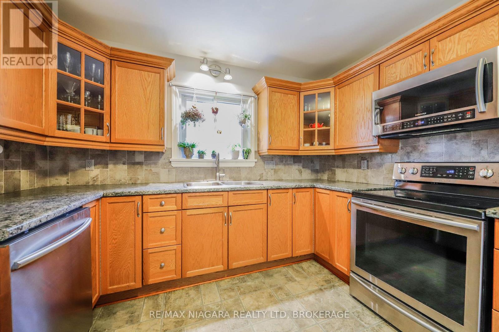 82 Devon Road, St. Catharines (Vine/linwell), Ontario  L2N 1X6 - Photo 10 - X12464640