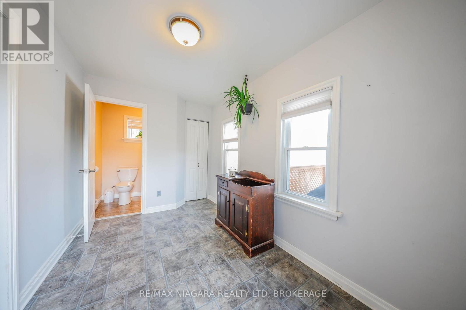 82 Devon Road, St. Catharines (Vine/linwell), Ontario  L2N 1X6 - Photo 11 - X12464640