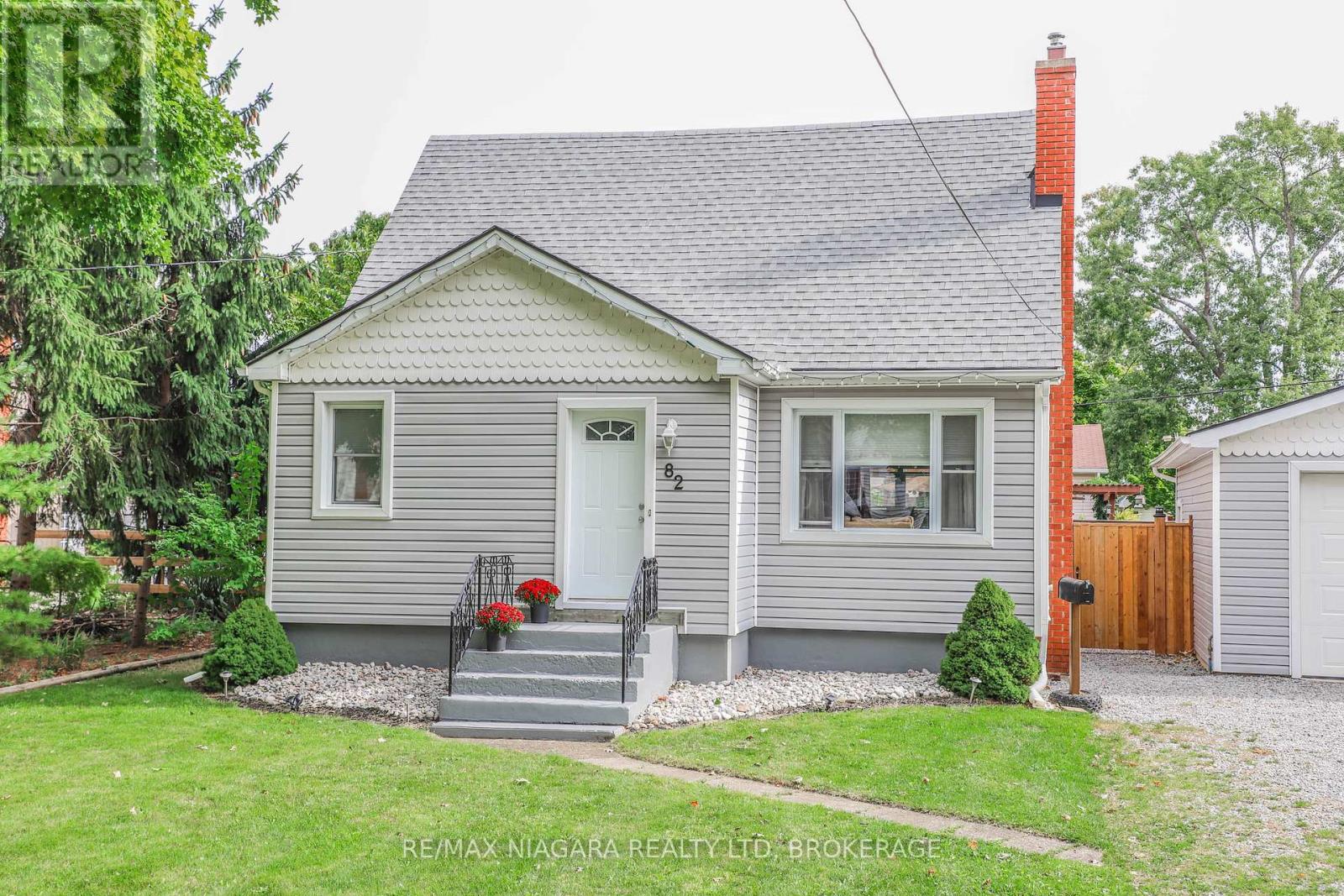 82 Devon Road, St. Catharines (Vine/linwell), Ontario  L2N 1X6 - Photo 2 - X12464640