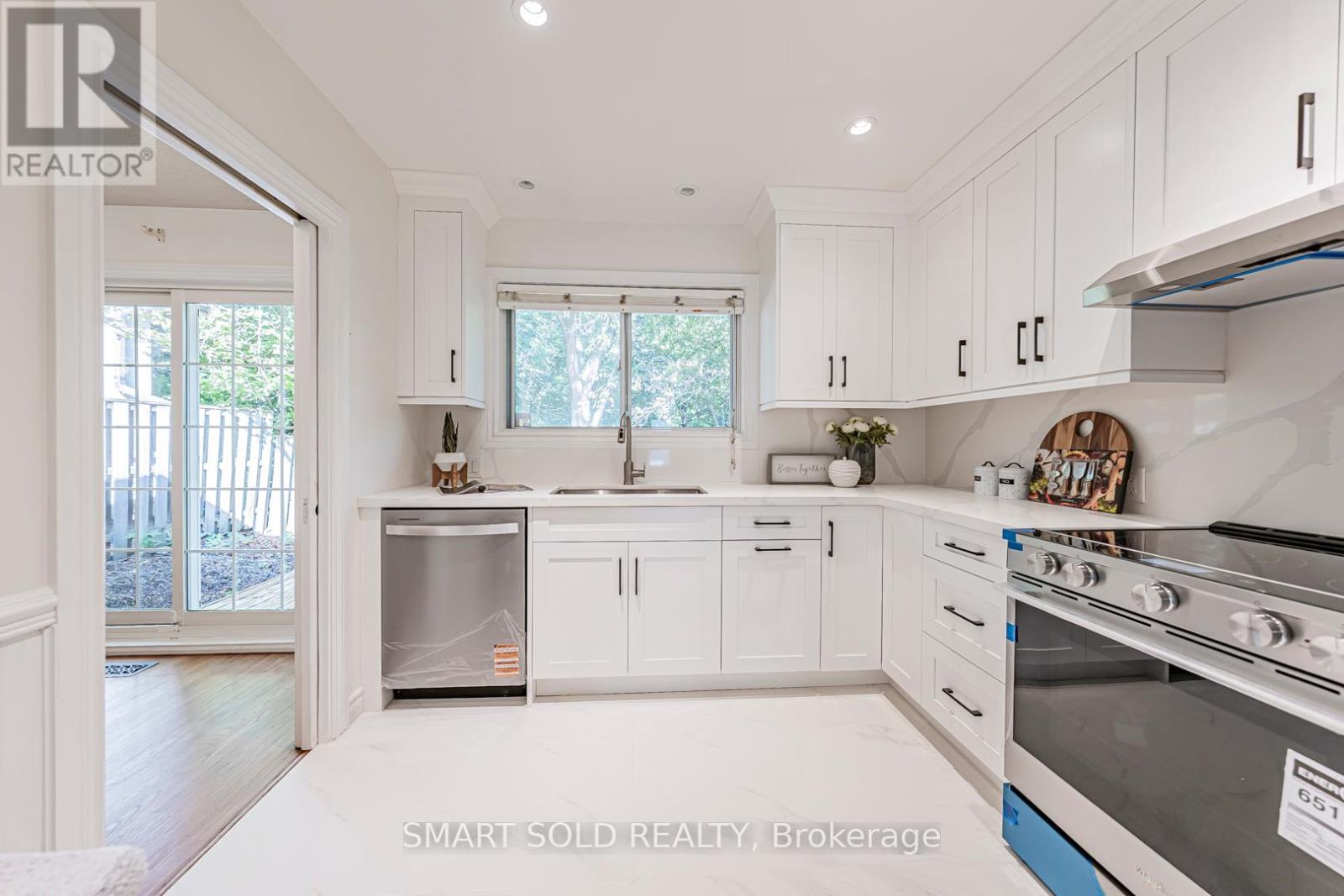 42 Davean Drive, Toronto, Ontario  M2L 2R7 - Photo 17 - C12464622