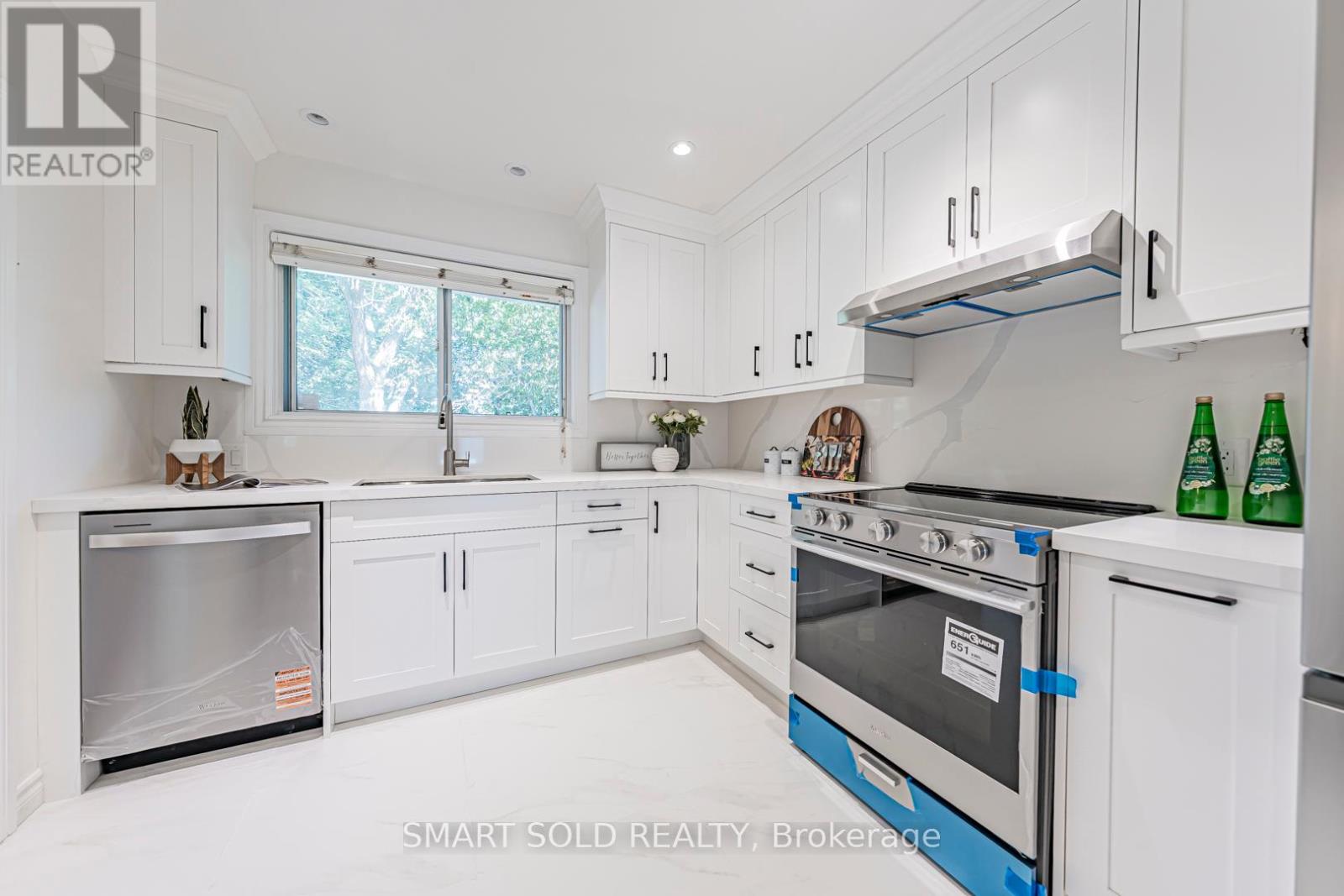 42 Davean Drive, Toronto, Ontario  M2L 2R7 - Photo 18 - C12464622