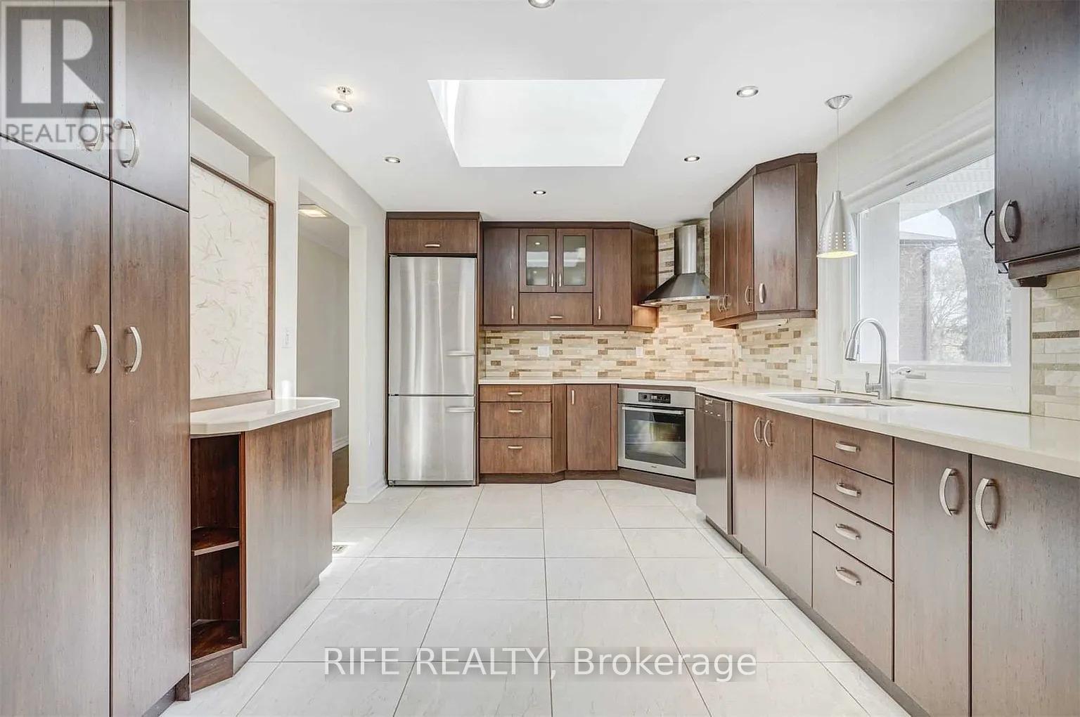 9 Northwood Drive, Toronto, Ontario  M2M 2J7 - Photo 4 - C12464632