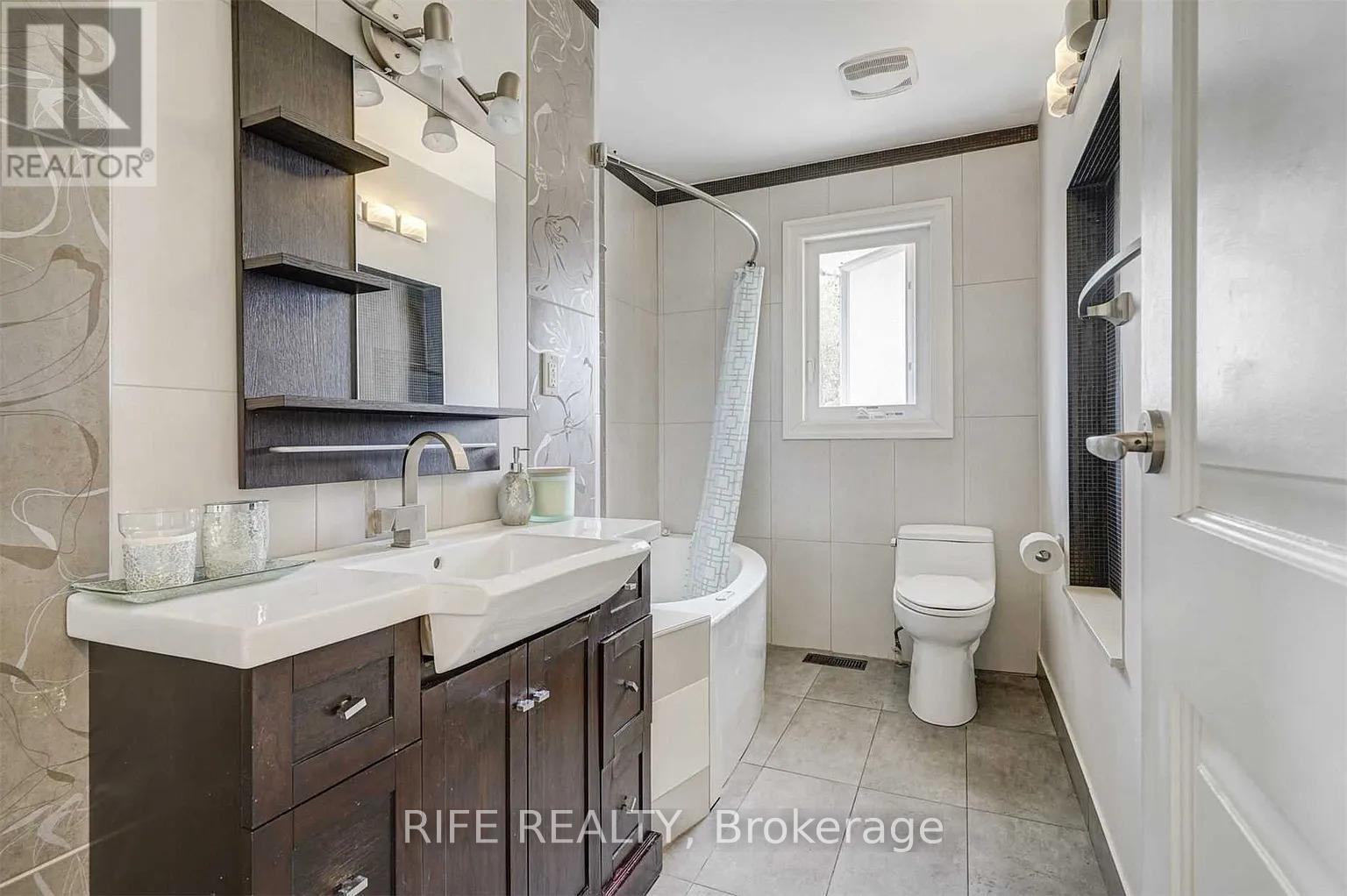 9 Northwood Drive, Toronto, Ontario  M2M 2J7 - Photo 9 - C12464632