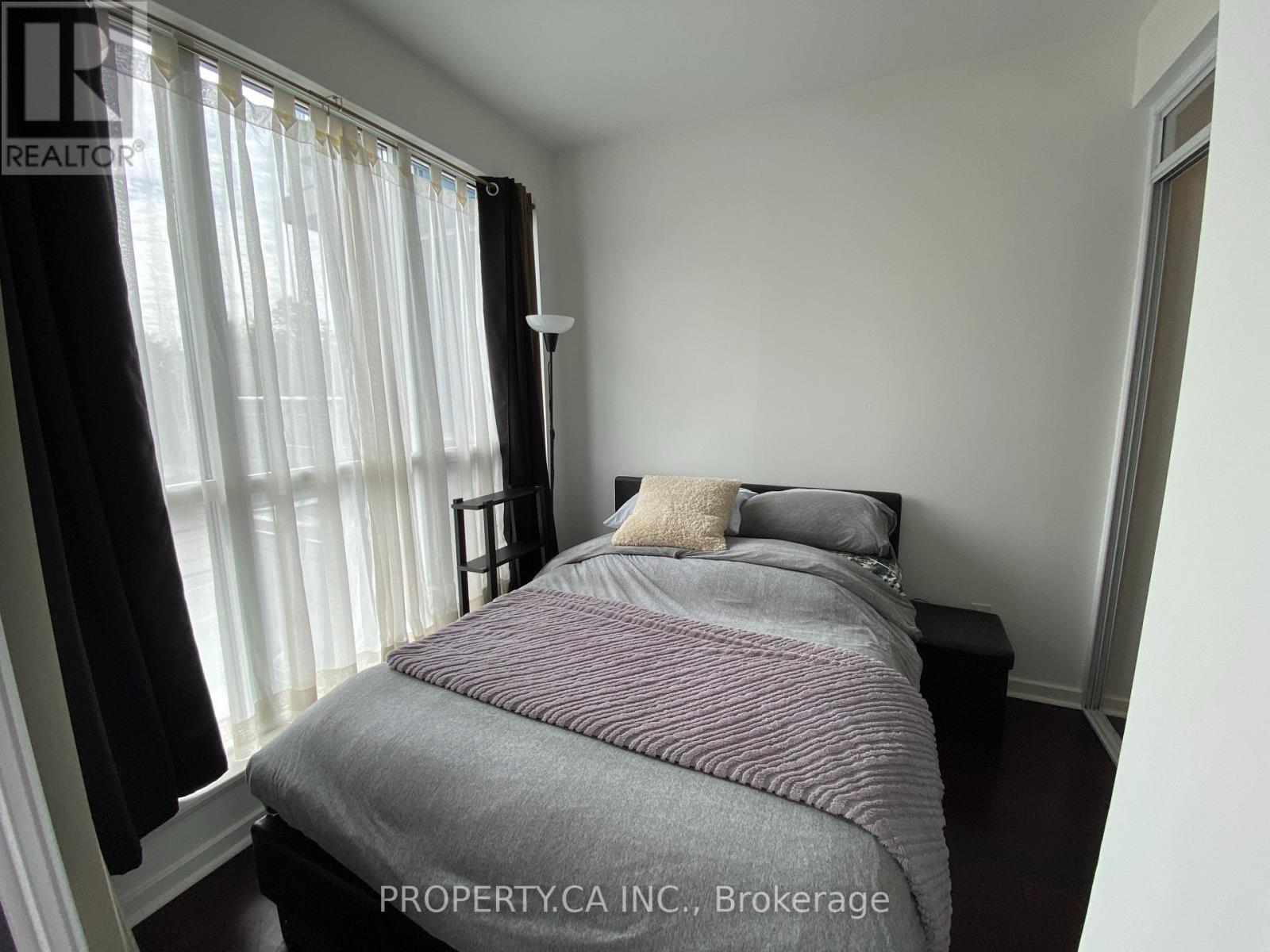 215 - 208 Queens Quay W, Toronto, Ontario  M5J 2Y5 - Photo 5 - C12464633