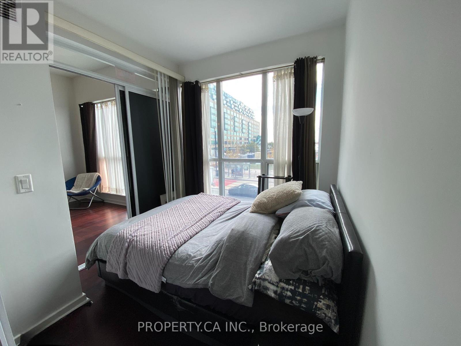 215 - 208 Queens Quay W, Toronto, Ontario  M5J 2Y5 - Photo 6 - C12464633