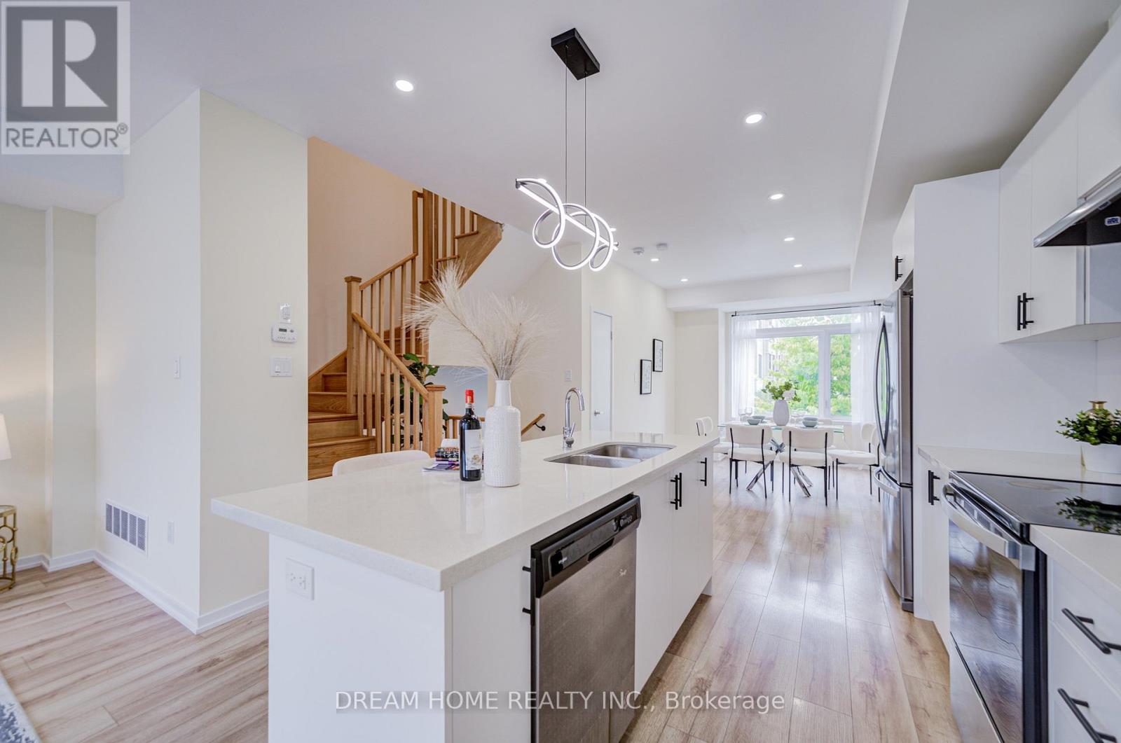 99 Crimson Forest Drive, Vaughan, Ontario  L6A 5C6 - Photo 7 - N12464625