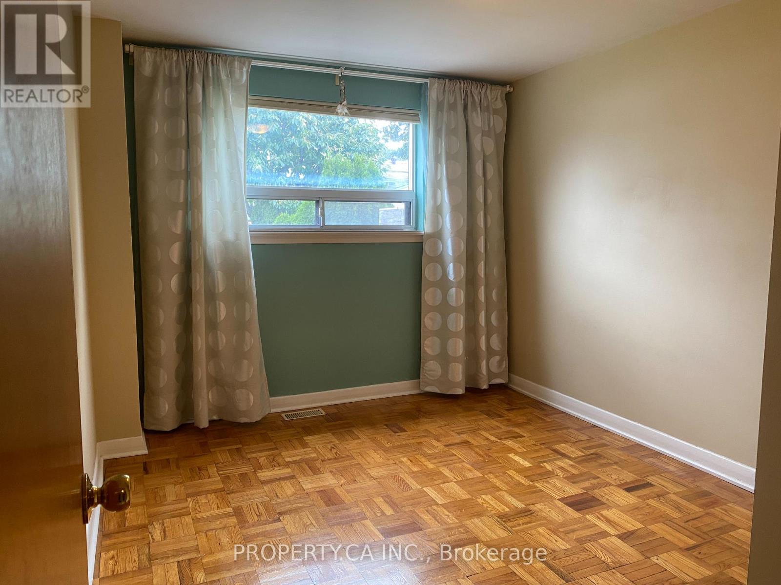 27 Ironwood Road, Toronto, Ontario  M9M 2A4 - Photo 3 - W12464626